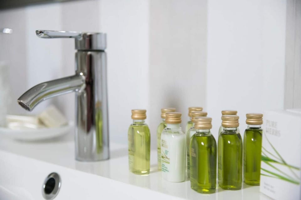 Double Room | Bathroom | Separate tub and shower, jetted tub, rainfall showerhead