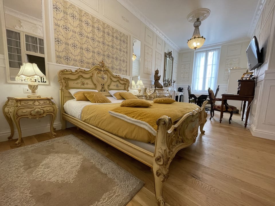 Double Room, Garden View | Minibar, individually decorated, individually furnished, desk