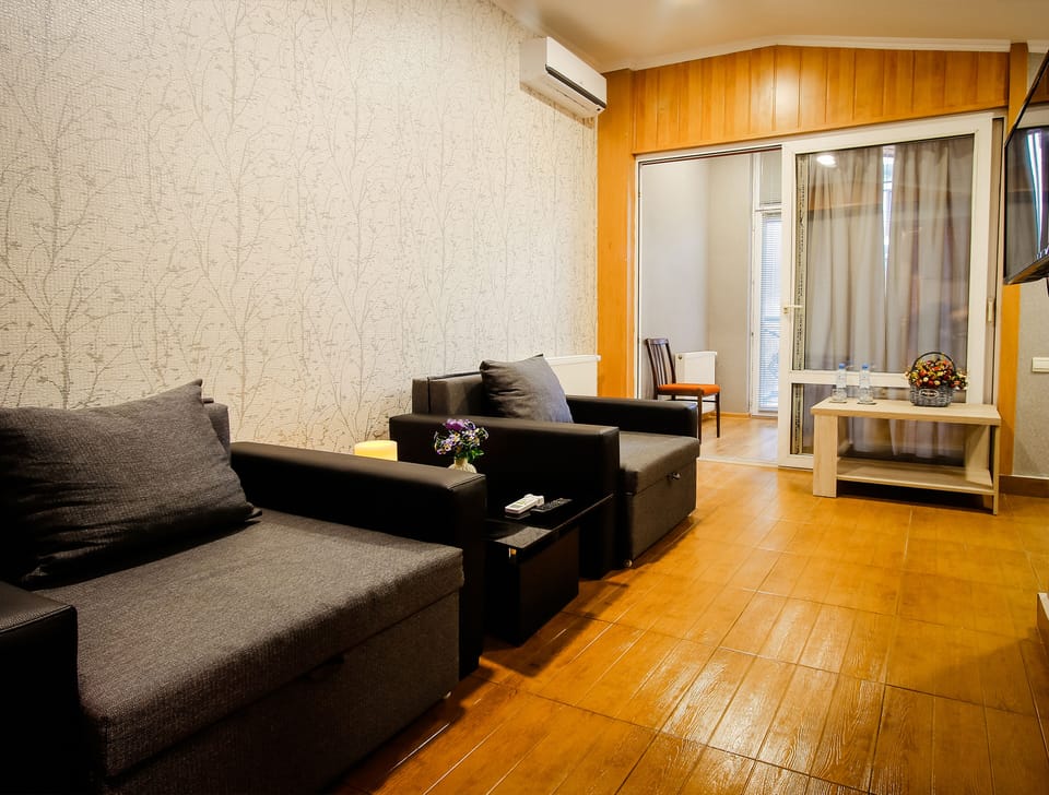 Deluxe Double Room | Iron/ironing board, free WiFi, bed sheets