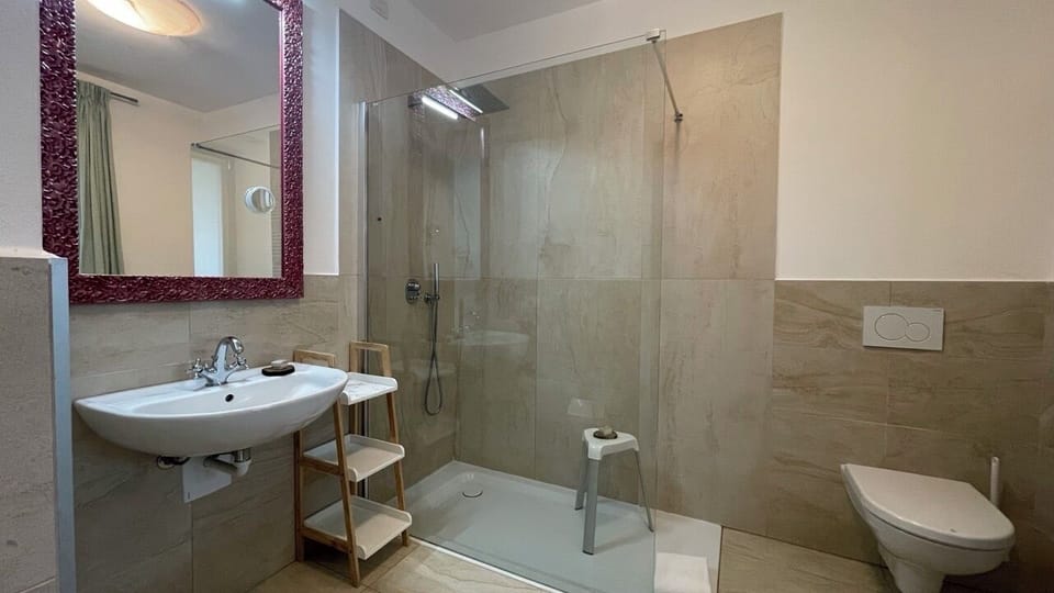 Double Room, Terrace | Bathroom | Shower, bidet, towels