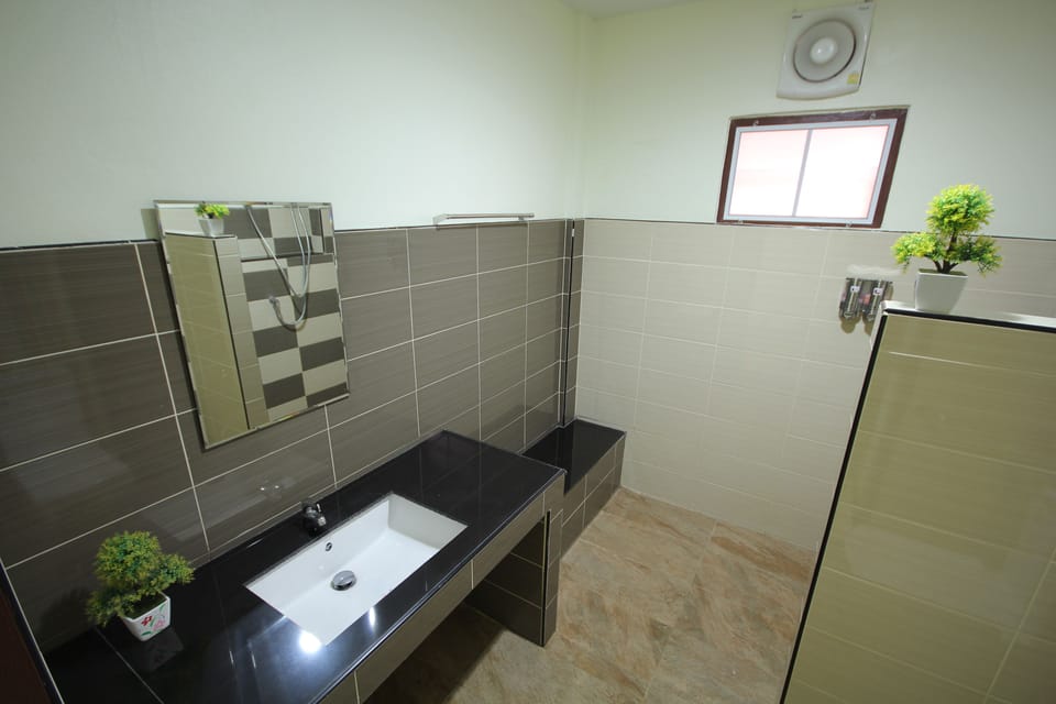Standard Double Room (Resort Zone) | Bathroom | Shower, free toiletries, hair dryer, towels