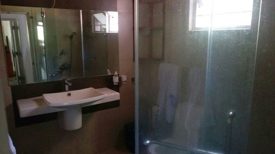 Shower, free toiletries, towels