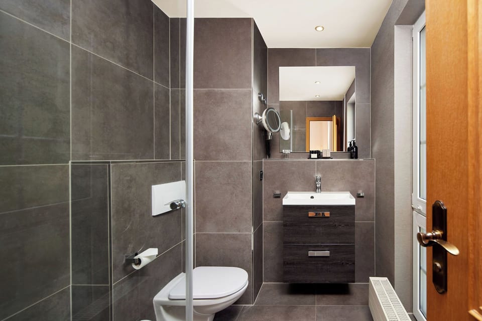 Single Room | Bathroom | Shower, free toiletries, hair dryer, bathrobes