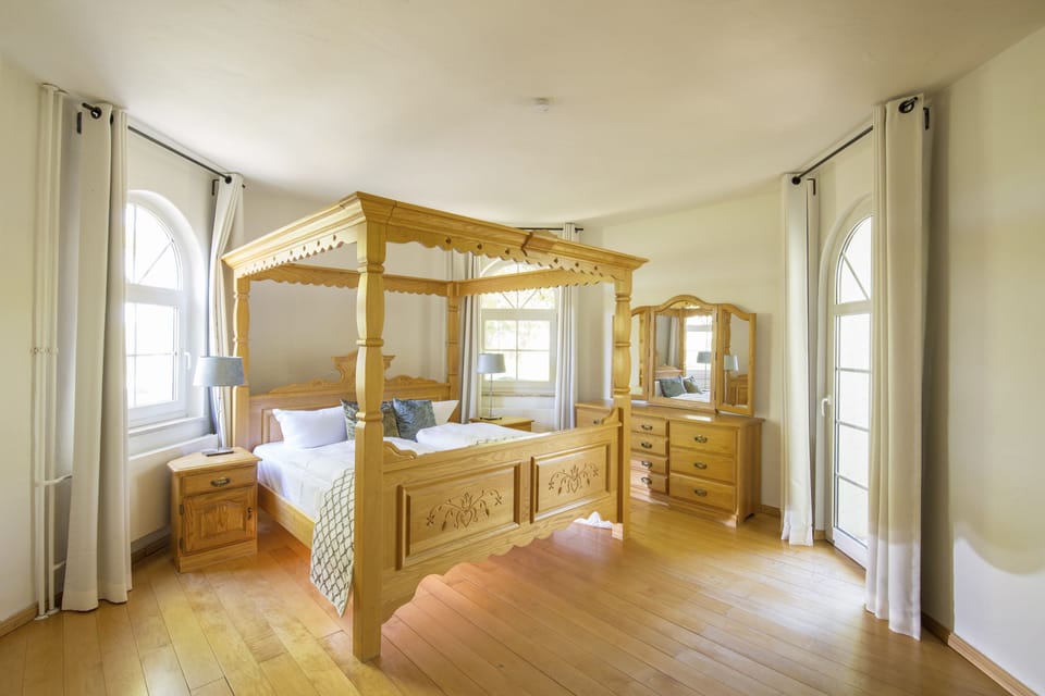 Premium bedding, in-room safe, desk, blackout drapes