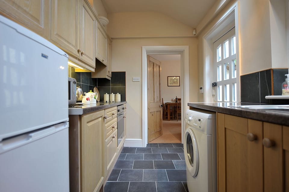 Apartment, 1 Bedroom | Private kitchen | Full-size fridge, microwave, oven, stovetop