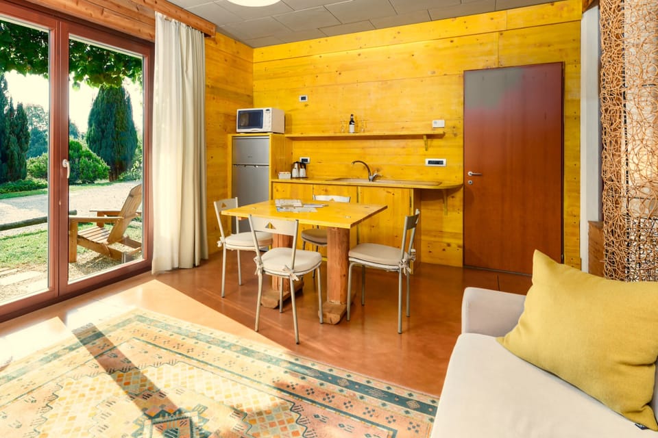 Family Suite, 2 Bedrooms, Non Smoking, Garden View | Living area | 19-inch flat-screen TV with digital channels