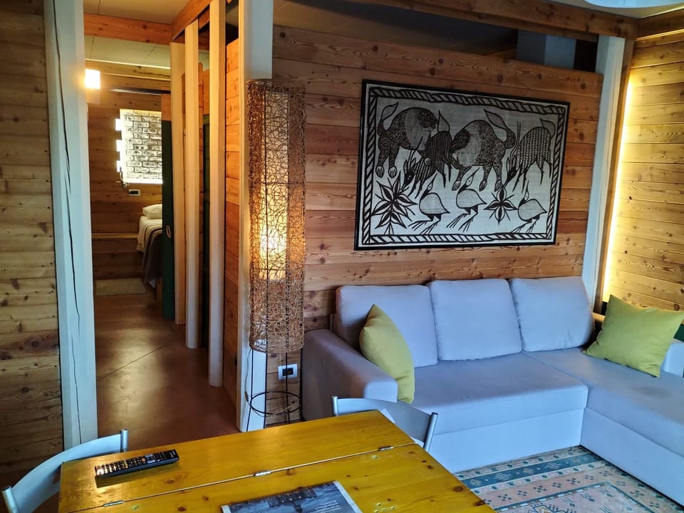 Family Suite, 2 Bedrooms, Non Smoking, Garden View | 1 bedroom, minibar, individually decorated, individually furnished