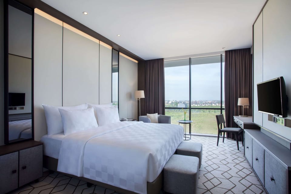 Pillowtop beds, in-room safe, desk, blackout drapes