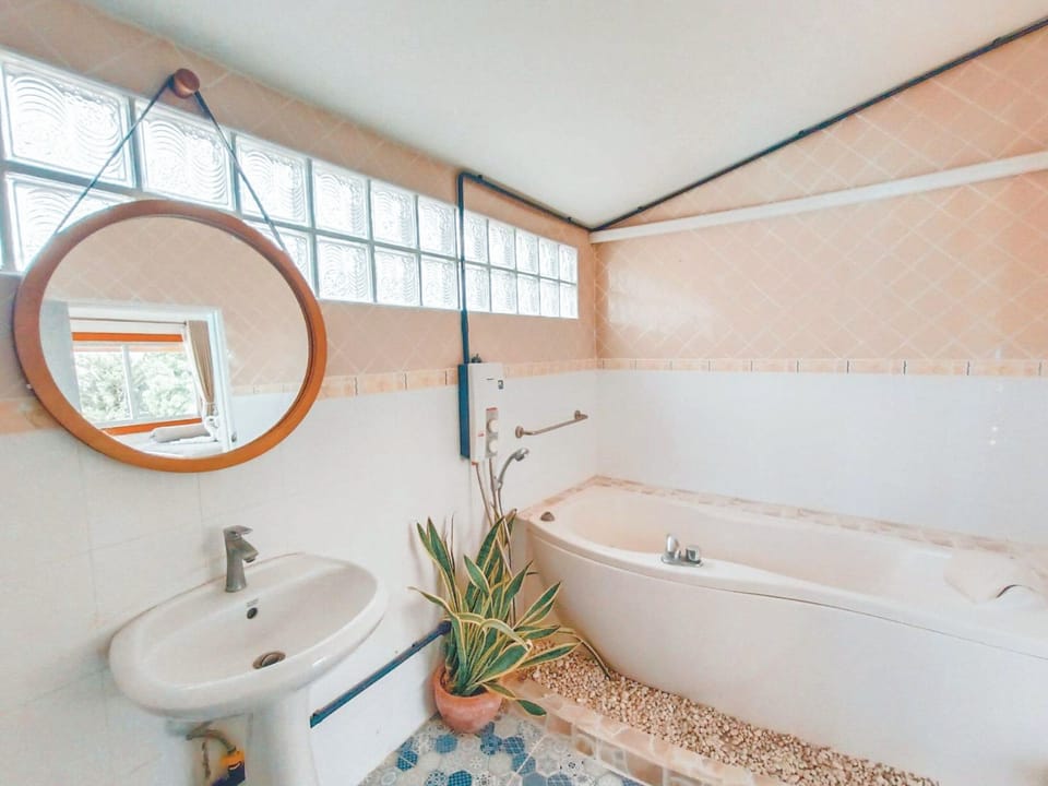 Premium Room, Sea View | Bathroom | Shower, hydromassage showerhead, free toiletries, bidet