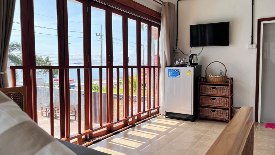 Premium Room, Sea View | Desk, blackout drapes, free WiFi, bed sheets
