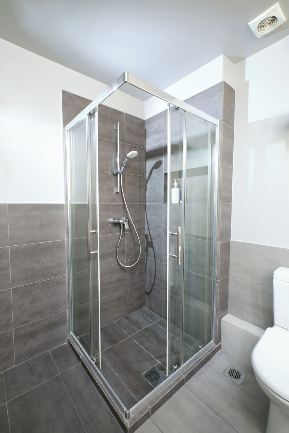 Twin Room | Bathroom | Shower, free toiletries, hair dryer, towels