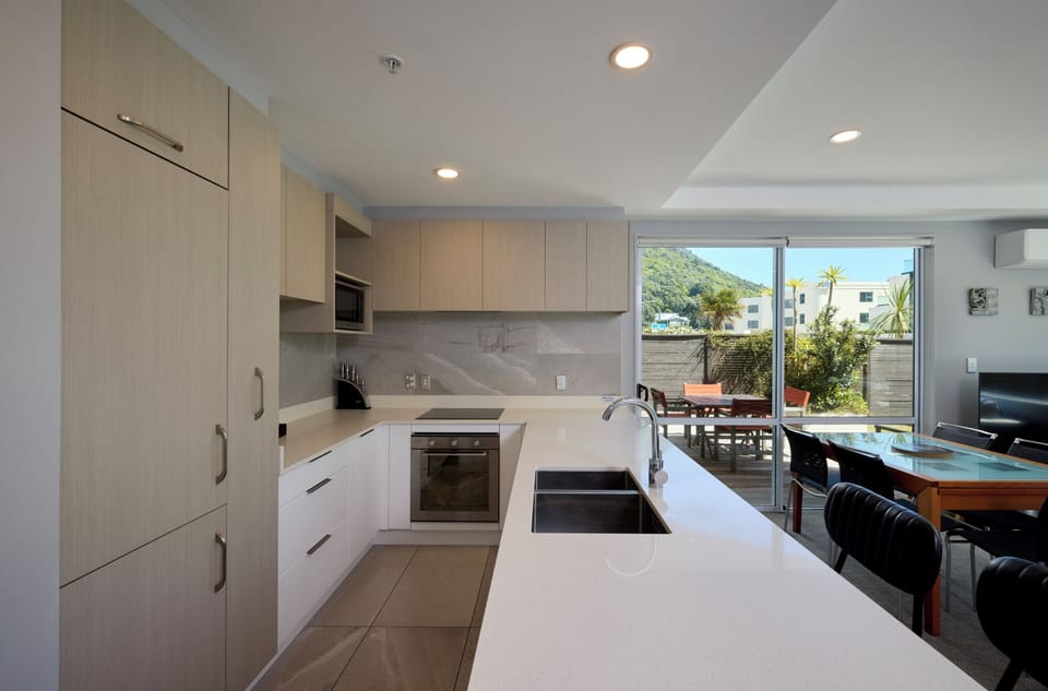 One Bedroom Courtyard Apartment | Private kitchen | Full-size fridge, microwave, oven, stovetop