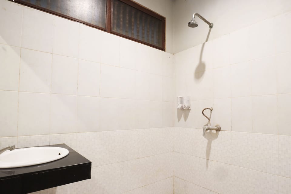 Standard Room | Bathroom | Shower, rainfall showerhead, towels