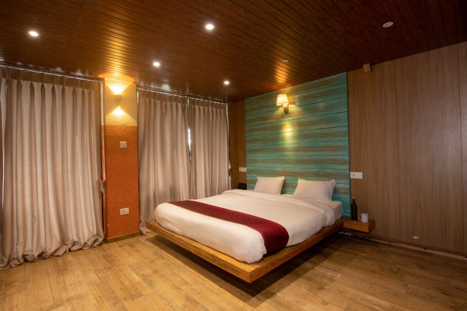 Deluxe Double or Twin Room, 1 Bedroom, Balcony, Garden View | Desk, laptop workspace, free WiFi, bed sheets