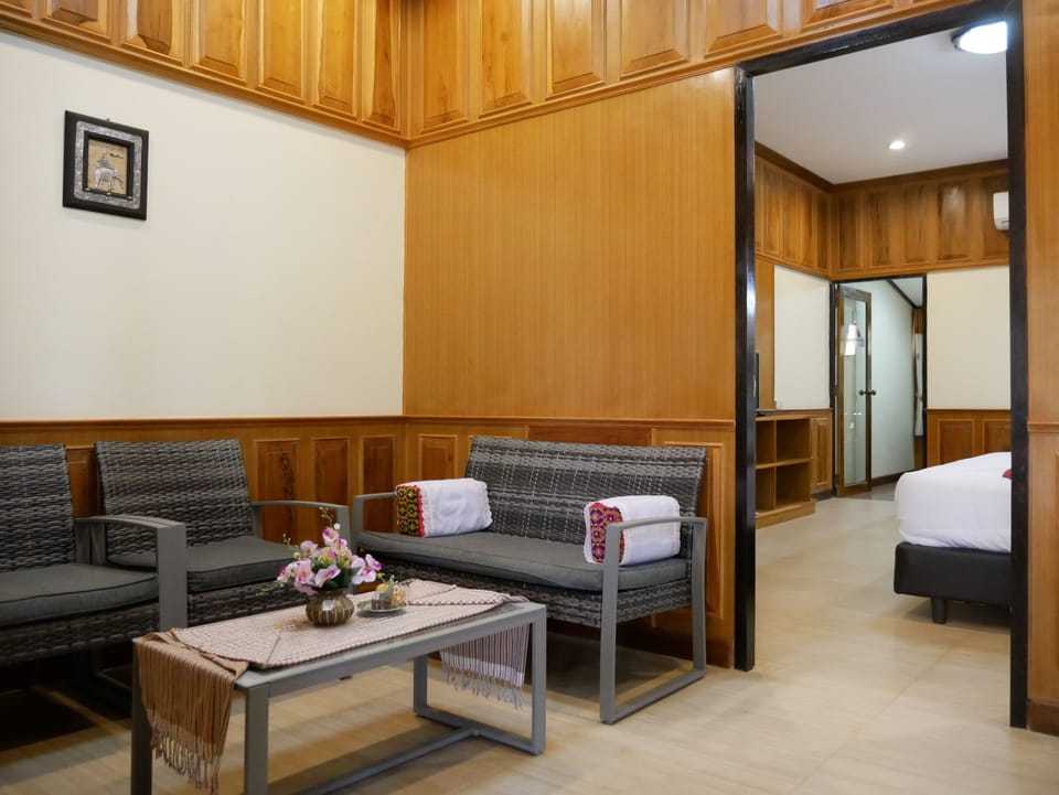 Superior Quadruple Room With Garden View | Living room | Flat-screen TV