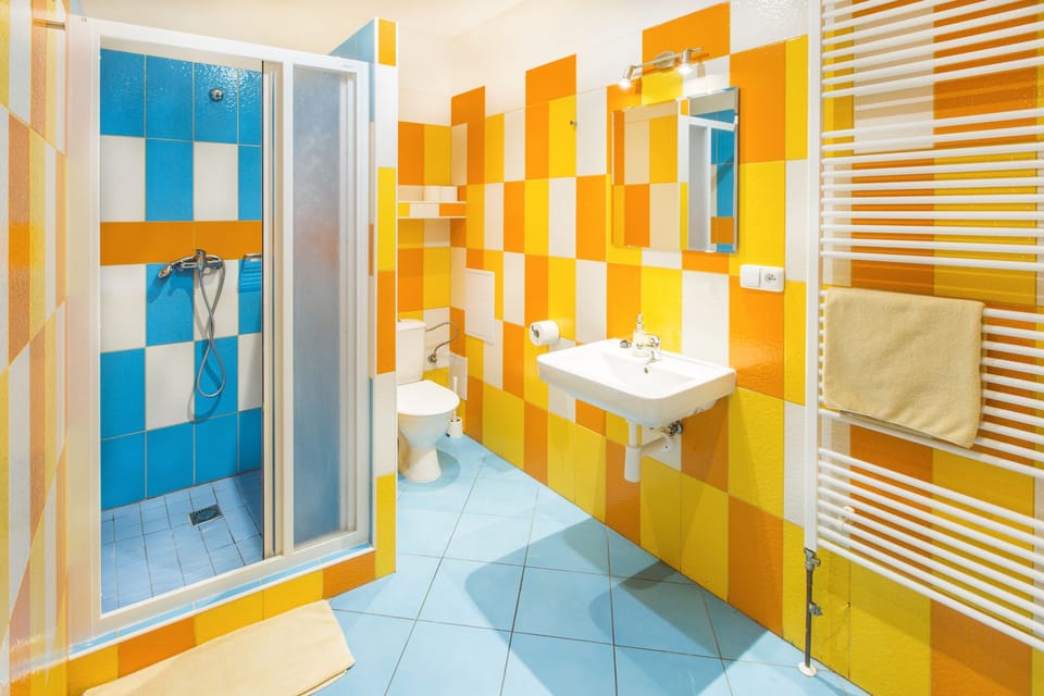 Shower, hydromassage showerhead, free toiletries, towels