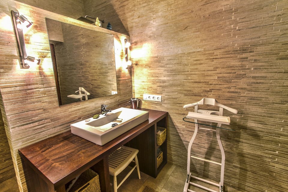 Double or Twin Room | Bathroom | Shower, free toiletries, hair dryer, bidet