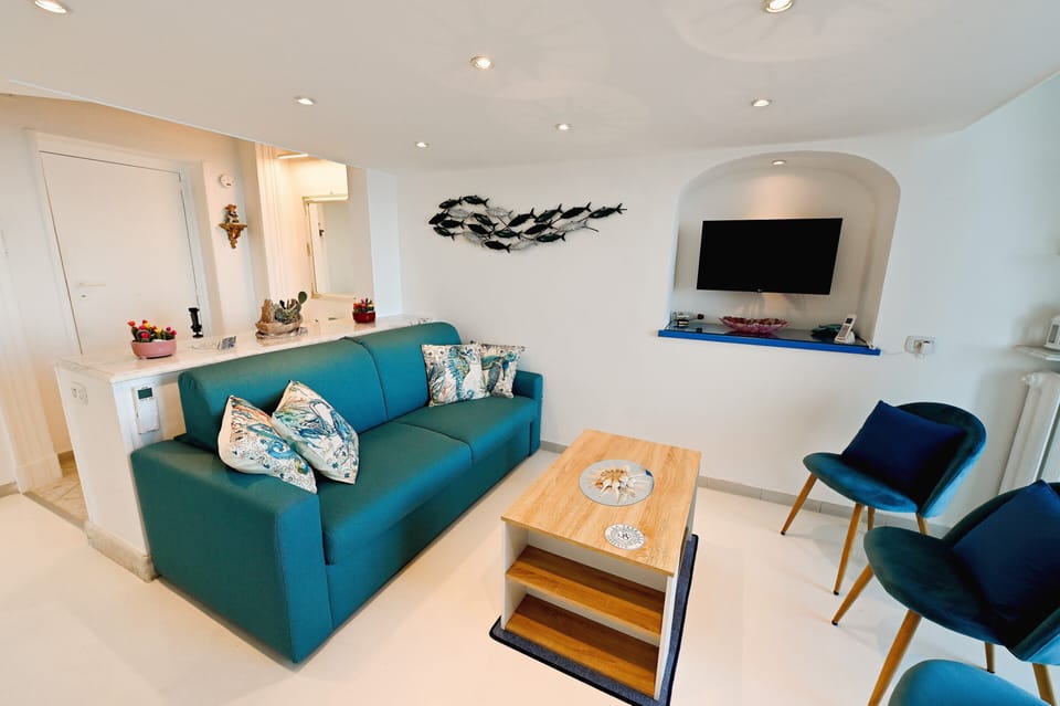 Deluxe Suite | Living area | Flat-screen TV