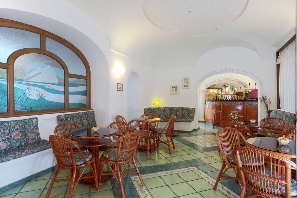 2 restaurants, breakfast served