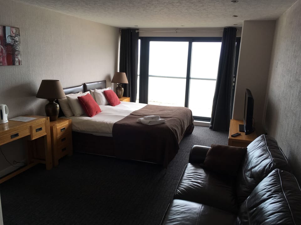 Luxury Double Room | Desk, iron/ironing board, free WiFi, bed sheets