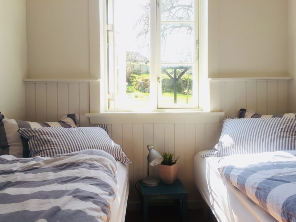 Basic Double Room, 2 Twin Beds, Shared Bathroom | Cribs/infant beds, free wired internet, bed sheets