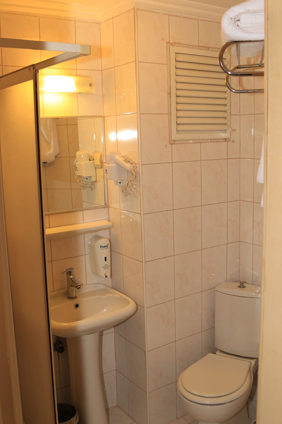 Single Room | Bathroom | Shower, free toiletries, towels