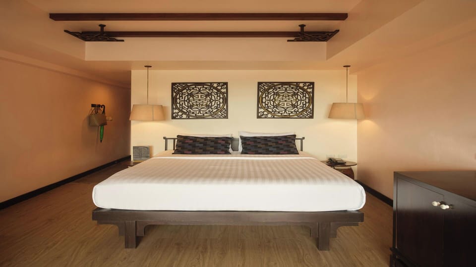Deluxe Room | Minibar, in-room safe, desk, soundproofing