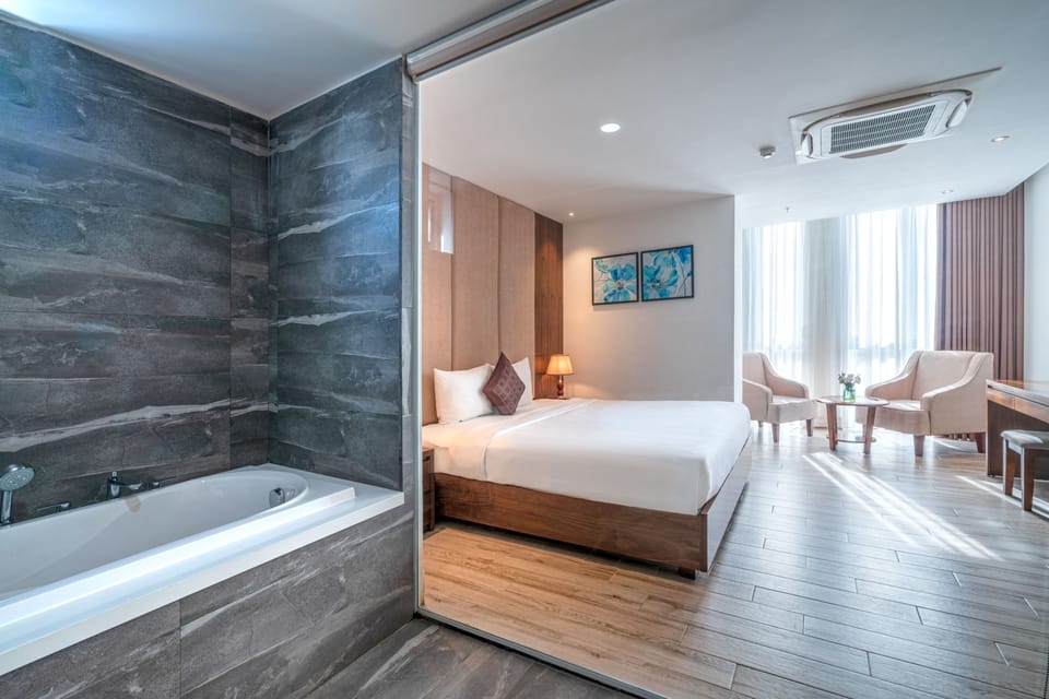 Greenery Suite | Minibar, in-room safe, desk, laptop workspace