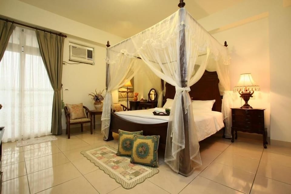 Desk, blackout drapes, free WiFi, bed sheets