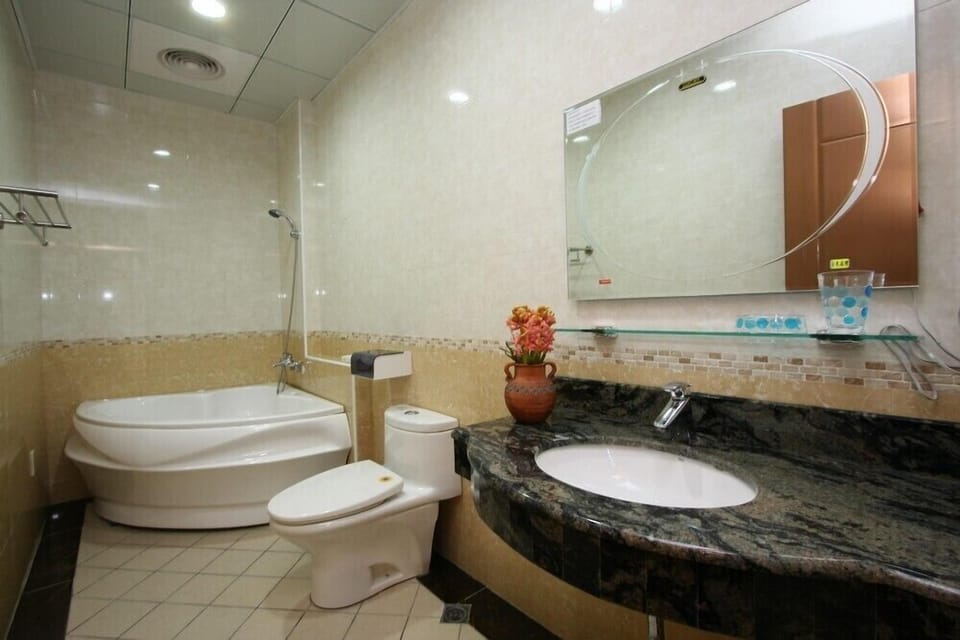 Deluxe Double Room | Bathroom | Shower, free toiletries, hair dryer, slippers