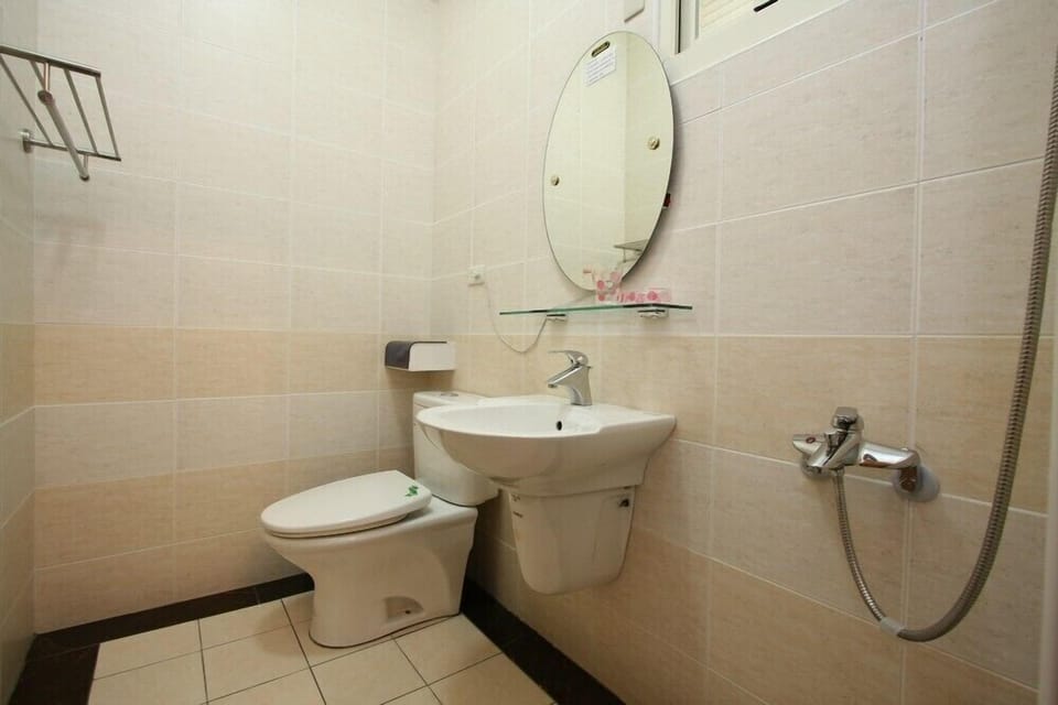 Standard Double Room | Bathroom | Shower, free toiletries, hair dryer, slippers