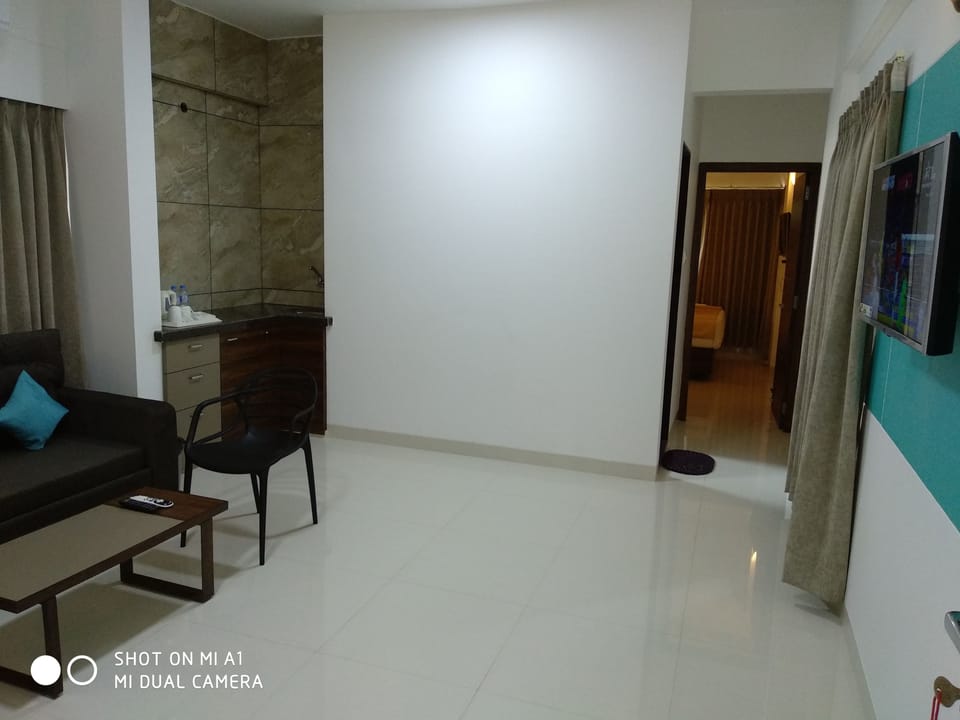 Family Suite, 1 Bedroom (Living Room) | Individually decorated, individually furnished, iron/ironing board
