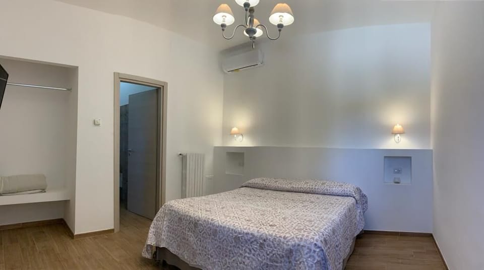 Double or Twin Room | Desk, blackout drapes