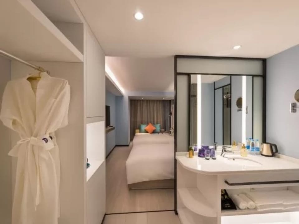 Standard Twin Room | Bathroom | Shower, free toiletries, hair dryer, slippers