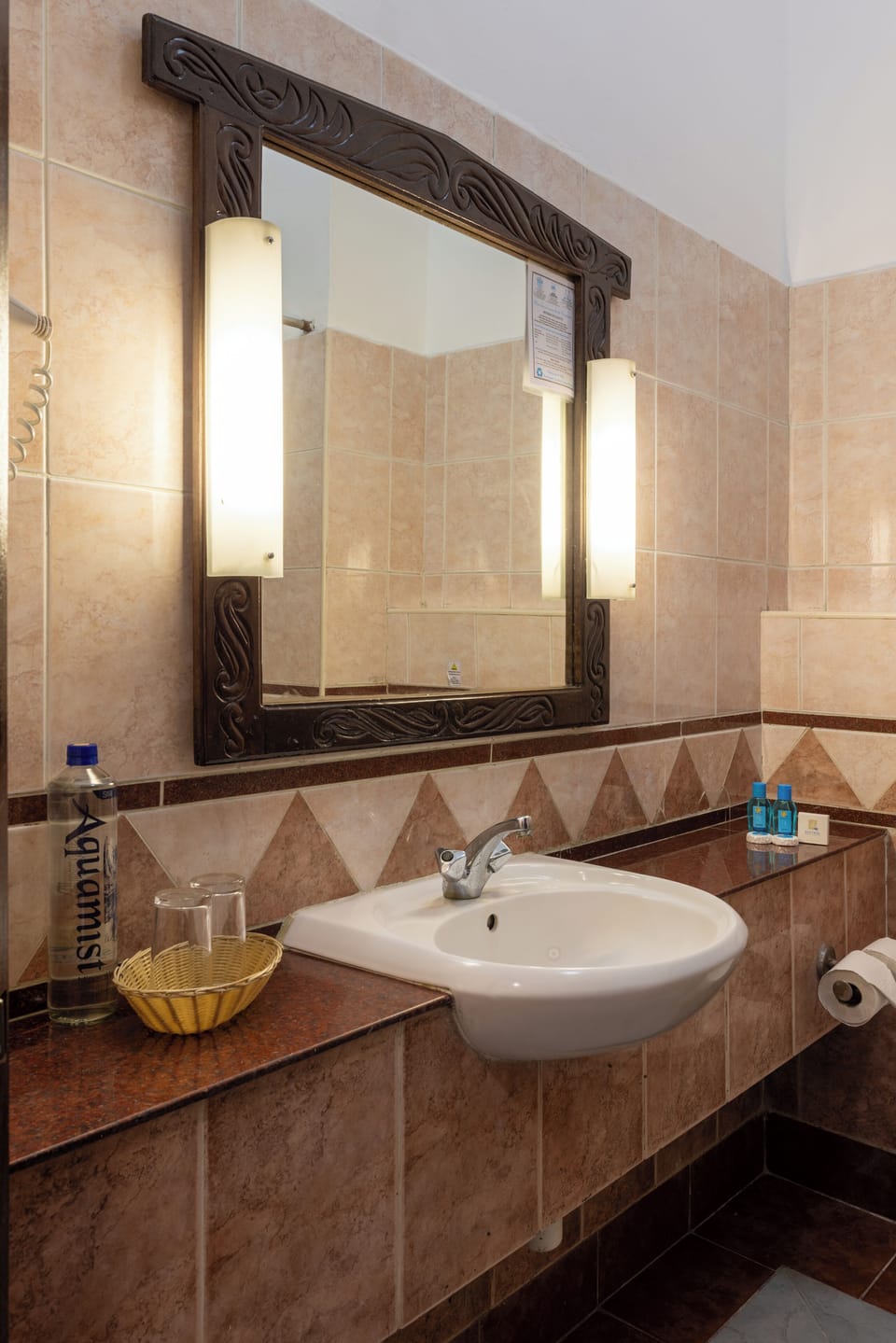 Shower, rainfall showerhead, free toiletries, hair dryer