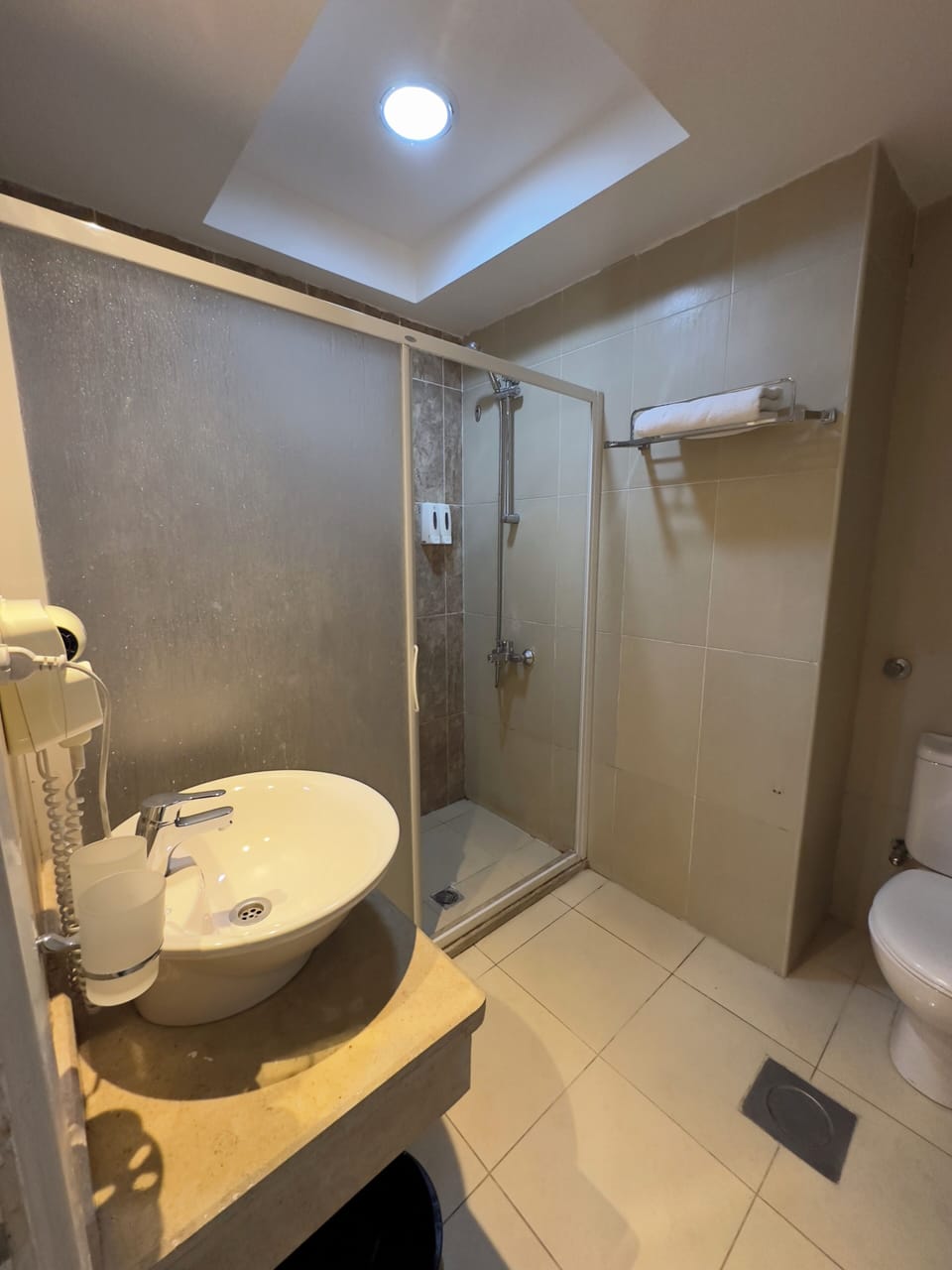 Combined shower/tub, jetted tub, free toiletries, towels