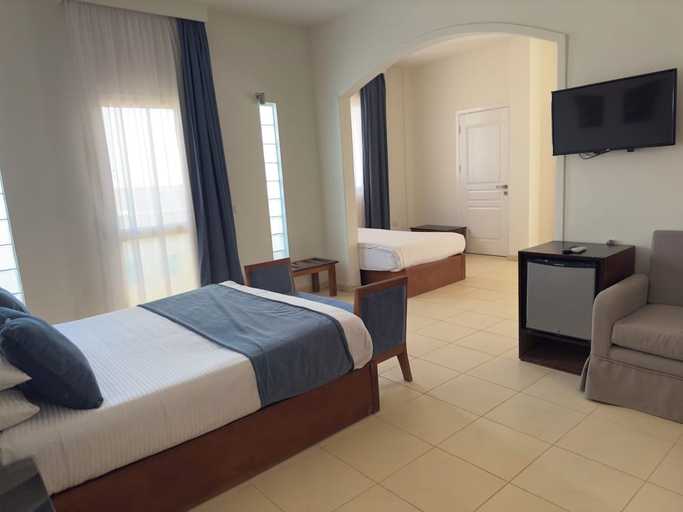 Triple Room | Minibar, in-room safe, soundproofing, cribs/infant beds