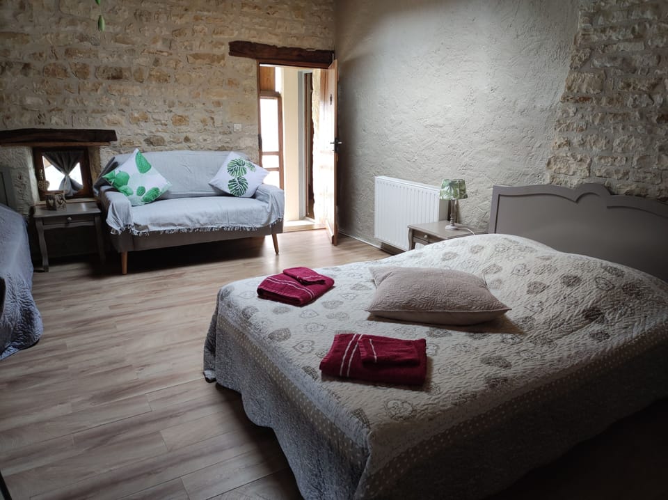 Triple Room (Lezay) | Individually decorated, desk, soundproofing, free WiFi