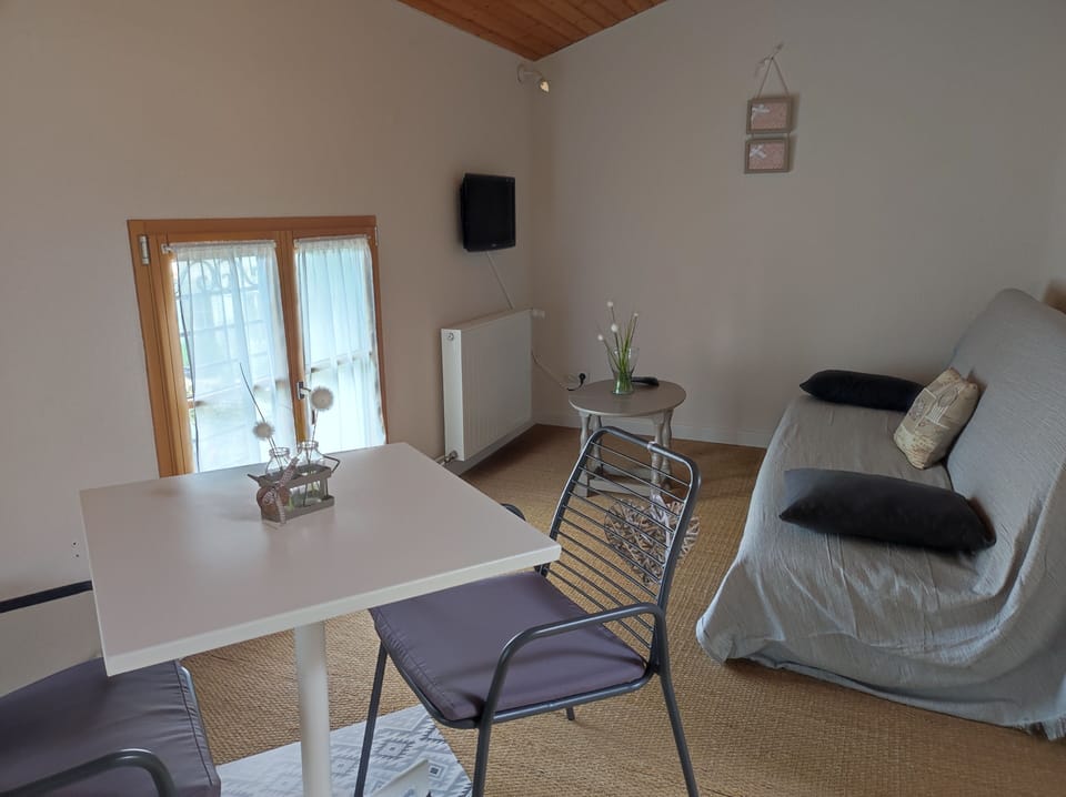 Double Room (Parthenay) | Individually decorated, desk, soundproofing, free WiFi