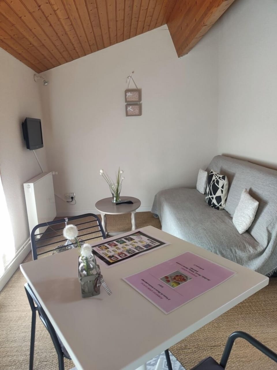 Double Room (Parthenay) | Individually decorated, desk, soundproofing, free WiFi
