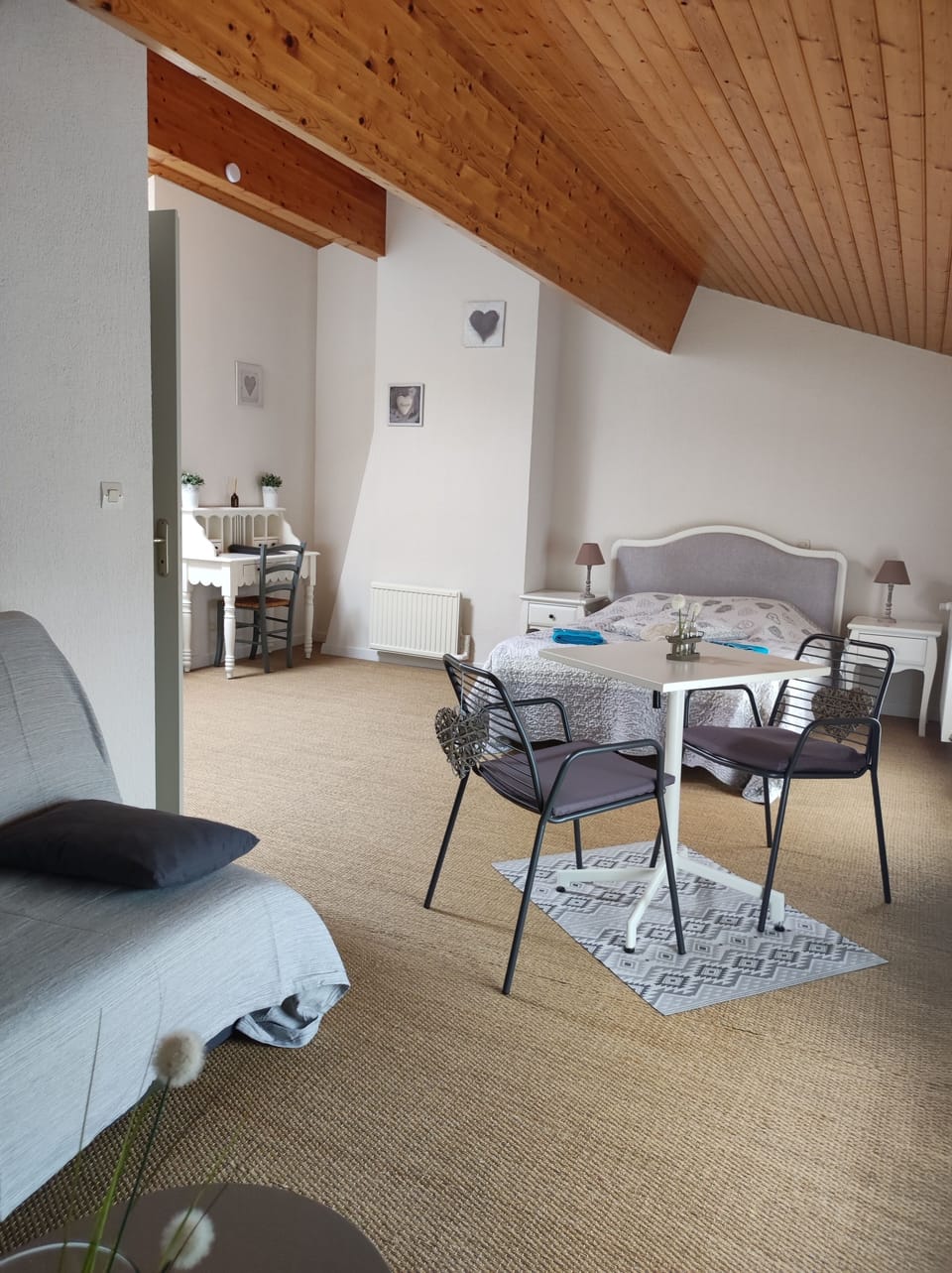 Double Room (Parthenay) | Individually decorated, desk, soundproofing, free WiFi