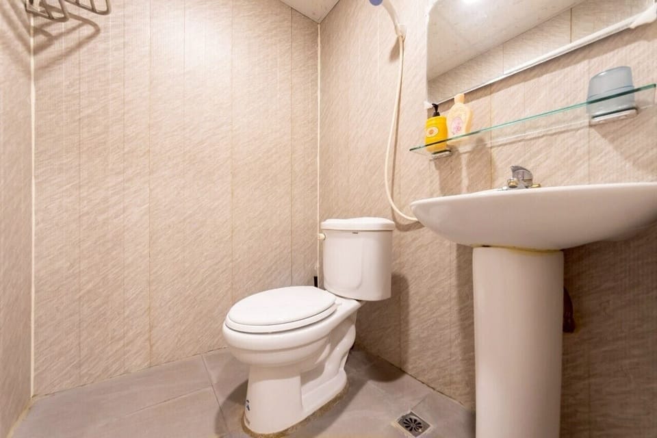 Standard Double or Twin Room | Bathroom | Shower, free toiletries, hair dryer, slippers