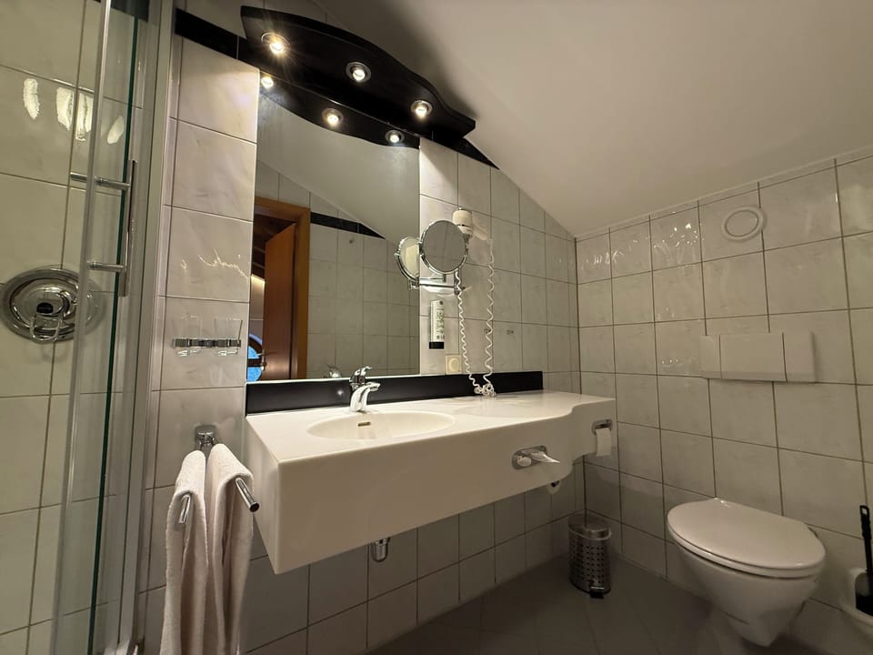 Shower, free toiletries, towels