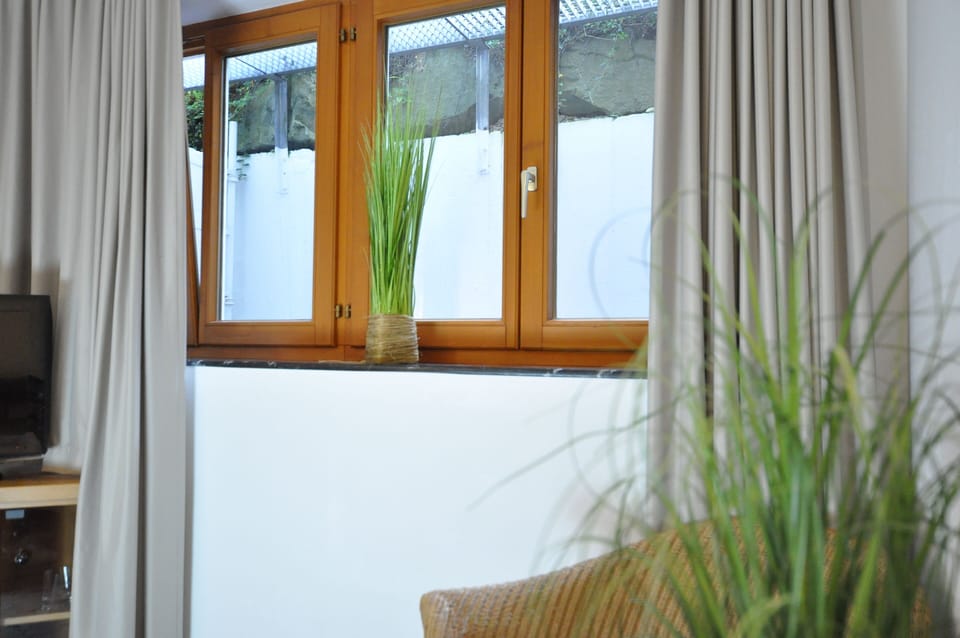 Single Room Basement | Premium bedding, in-room safe, desk, free WiFi
