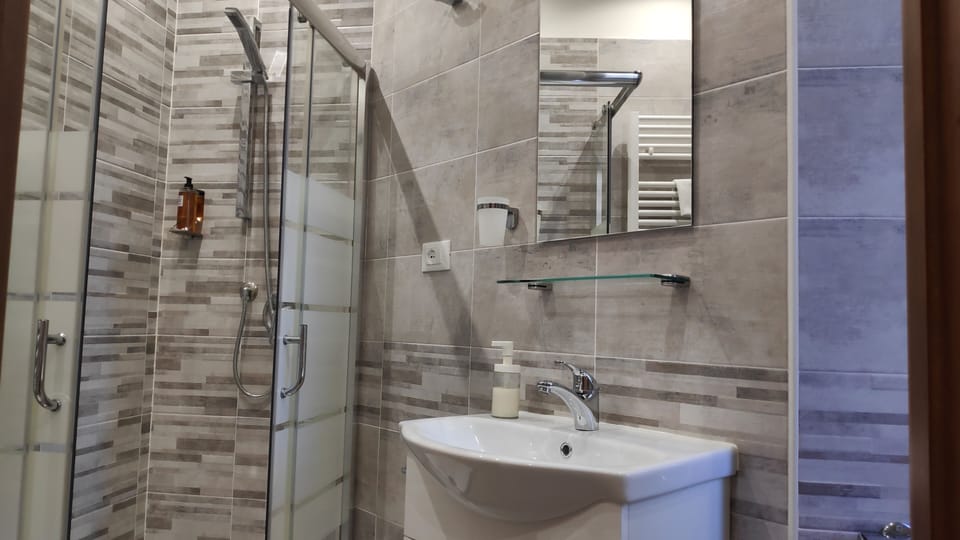 Single Room, Ensuite (Roverella) | Bathroom | Shower, free toiletries, hair dryer, bidet