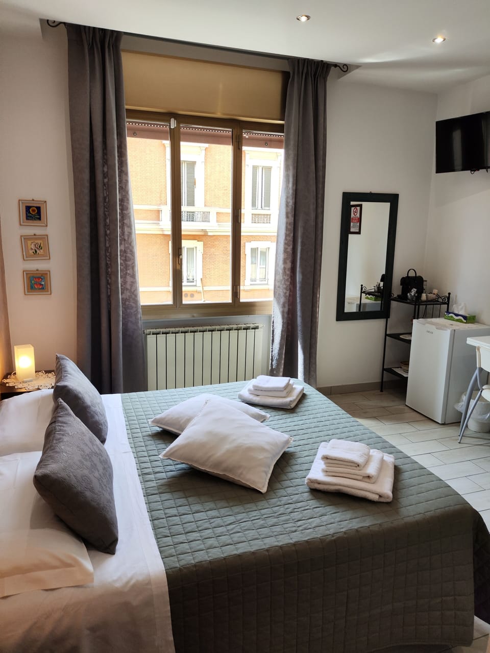 Double or Twin Room, Ensuite, City View (Acero) | Minibar, blackout drapes, iron/ironing board, free WiFi