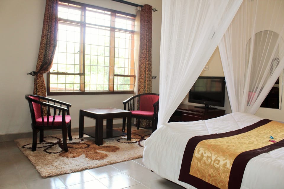 Deluxe Room | Living area | Flat-screen TV