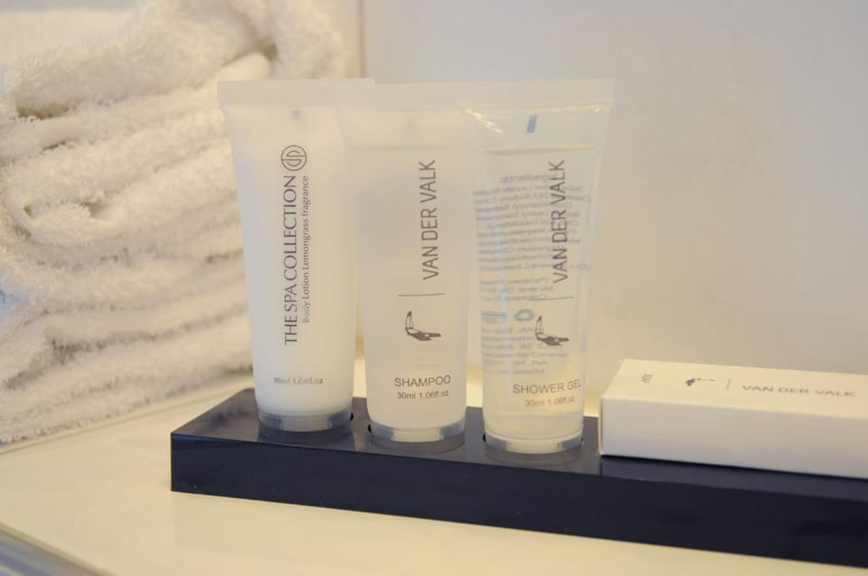 Combined shower/tub, free toiletries, towels