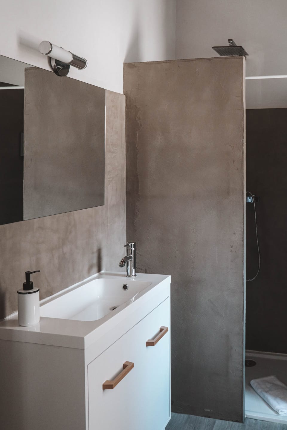 Twin Room | Bathroom | Free toiletries, hair dryer, towels