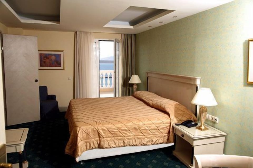 Single Room | Minibar, in-room safe, desk, iron/ironing board